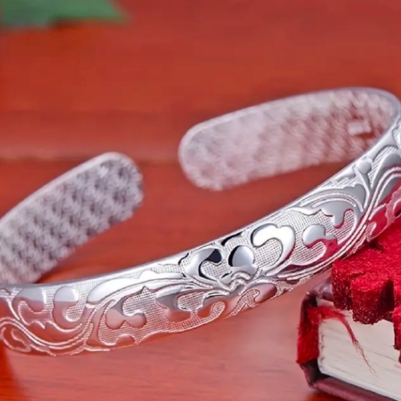 SILVER Embossed Thin Open Bangle Cuff Bracelet NIB - Picture 5 of 6